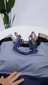 【HOTSHOW】Kaos Olahraga Slim Fit Wanita Atasan Yoga Warna Kontras Rompi Latihan Lari Kebugaran Lengan Pendek Dua Potong Palsu Atasan Cepat Kering dengan Bantalan Dada