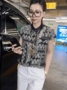 เสื้อยืดคอตั้งลายดอกไม้ผ้าชีฟองแขนสั้นสำหรับผู้หญิง สไตล์ฝรั่งเศส เสื้อเชิ้ตสีดำ แฟชั่น เสื้อชั้นใน เสื้อผ้าทำงานฤดูร้อน