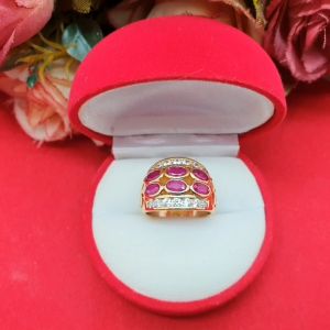 แหวนฝังพลอยทับทิมล้อมเพชร ฟรีไซส์  สีทอง ชุบทอง ทำจากทองเหลือง เรียบหรู ใส่เสริมโชค เสริมบารมี ใส่ได้ทุกโอกาส ใส่อาบน้ำได้