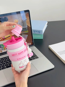 🎀 แก้วน้ำ Miffy Happy Life 🎀 แก้วน้ำ Miffy งานแท้ ขนาด 480 ml มาพร้อมพวงกุญแจ Miffy และสายคล้องมือ