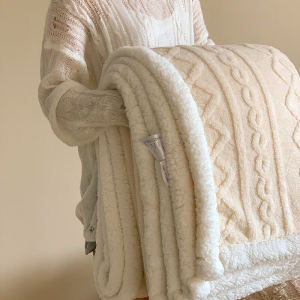 Thickened Coral Fleece Pet Blanket Winter Warm Doggie Cat Bedding Sleeping Mat for Pets Cozy Soft Throw Blanket for Cats And Dogs