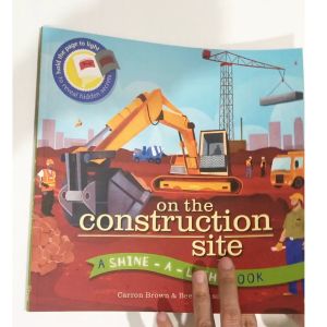 หนังสือ "Shine a Light: สิ่งที่ซ่อนอยู่ ด้วยแสงไฟ