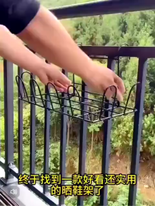 Giá phơi giày dép treo lan can ban công chất liệu sắt dày bền đẹp thoáng khí giúp giày nhanh khô