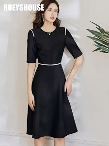 Đầm đen trơn dáng chữ A cổ tròn tay lửng phối dây hạt