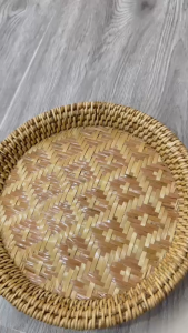 ถาดตกแต่งสไตล์หวายทอวงกลม ขนาด26ซม. ผิวไม้ธรรมชาติ ล้างด้วยมือได้ เหมาะสำหรับตกแต่งบ้านและการจัดวางโต๊ะ