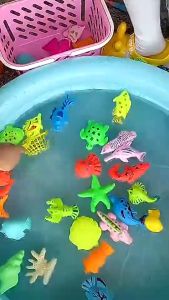 Bộ đồ chơi câu cá 42 chi tiết có gắn nam châm bao gồm 2 cần câu nhựa 2 cần câu 1bể phao 2 tầng 34 cá cho bé vui chơi