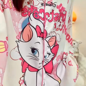 385 A ชุดนอนผู้หญิง เซ็ตเสื้อ+กางเกงฟรีไซส์ ผ้าไหมอิตาลี แขนยาว-ขาสั้น ชุดนอนลายการ์ตูนน่ารัก พร้อมส่งทุกชิ้น