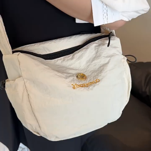 MOUSSON  กระเป๋าสะพายไหล่ขนาดใหญ่สำหรับผู้หญิง กระเป๋าถือข้างที่ทันสมัยสำหรับใช้ในชีวิตประจำวัน