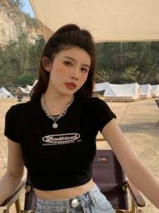 เสื้อยืดแขนสั้นผู้หญิงสีดำพิมพ์ลายตัวอักษร ทรงสลิมฟิต แฟชั่นฤดูร้อน เสื้อเชิ้ตคอตตอนผสมโพลีเอสเตอร์ ความยาวปกติ