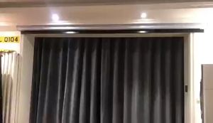 คุณยิ้มหน้าจอโปรเจคเตอร์ไฟฟ้า ทำจอฉายโปรเจคเตอร์ และรับภาพโปรเจคเตอร์เอง โดยเริ่มต้นด้วยเครื่องมือ Fiber Glass 100 นิ้ว และแบบมอเตอร์ 16:9