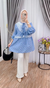 Darra.id | Adriana Blouse Bahan Katun Motif Kotak Print dan Brokat Fit to XL