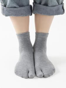 ถุงเท้าสองนิ้วผู้ชายสีบริสุทธิ์ ผ้าฝ้าย หลอดสั้นป้องกันกลิ่นดูดซับเหงื่อ INS อินเทรนด์ ถุงเท้านิ้วเท้ากีฬาทุกคู่