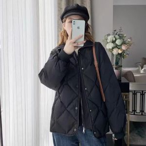 WANGGONGZHU | เสื้อแจ็คเก็ตผ้าฝ้ายขนเป็ดทรงหลวมสำหรับผู้หญิง ฤดูหนาวปี 2025 เสื้อคลุมกันหนาวแบบลำลอง ทรงหลวม ทรงเข้ารูป ทรงปกติ