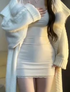 ชุดนอนลูกไม้ เดรสสายเดี่ยว มีบราในตัว คอวีแต่งลูกไม้ขอบอกติดและชายผ้า สีพื้นมินิมอล ผ้านุ่ม ยืดได้เยอะ #8032