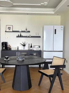 Nordic Minimalist round Solid Wood Dining Table French Vintage White Basswood Black Minimalist Home Dinner Table Chair