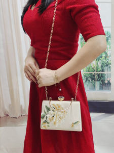 กระเป๋าสะพายไหล่ไหมปักลายวินเทจ 2022 กระเป๋าถือไหมปักลายดอกไม้สำหรับงานแต่งงาน กระเป๋าถือสำหรับผู้หญิงในช่วงวัยกลางคน