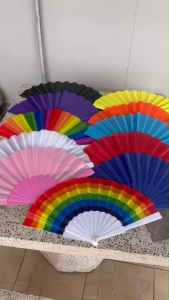 พัดจีน พัดพลาสติกสีสด สำหรับเต้นรำ โชว์ แสดงศิลปะ ใช้เป็นพร็อพประกอบการแสดง สไตล์จีน