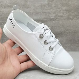 รองเท้าส้นแบนผู้หญิงแบบสวมหัวลึกฤดูใบไม้ผลิ 2024 สไตล์ใหม่ รองเท้าลำลองที่สวมใส่สบาย พื้นยาง ทรงหัวมน ทรงหัวมน สีพื้น