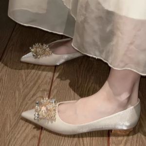 รองเท้าแต่งงานส้นเตี้ยแบบสวมหัวแหลมสไตล์ฝรั่งเศส ดีไซน์เรียบง่าย ดีเทลหัวเข็มขัดสี่เหลี่ยม รองเท้าแต่งงานสำหรับผู้หญิง ฤดูใบไม้ผลิ 2024