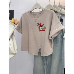 เสื้อยืดแขนสั้นผู้หญิงสีกรมท่าไม่สมมาตรฤดูร้อน 2025 ใหม่ ขนาดเล็ก เสื้อแขนสั้นครึ่งตัว ทรงหลวม สไตล์เกาหลี