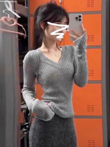 เสื้อสเวตเตอร์คอวีสีเทาสำหรับผู้หญิง แขนยาว ทรงสลิมฟิต เสื้อชั้นในบาง เสื้อชั้นในฤดูใบไม้ร่วง/ฤดูหนาว 2025 ใหม่ เสื้อชั้นในแบบสวมหัว