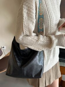 Vintage Commuter Womens Bag 2024 New Style Fashionable Shoulder Crossbody Bucket Bag with Wide Strap Versatile for All