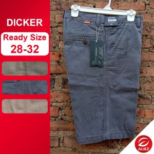 Celana chinos pendek yang terbuat dari bahan tebal