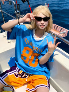 เสื้อยืดแขนสั้นคอวีทรงหลวมสไตล์ย้อนยุคสไตล์อเมริกันสำหรับฤดูร้อนสำหรับผู้ชายและผู้หญิง ดีไซน์ตาข่ายสีฟ้าสำหรับกลางแจ้ง