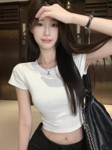 เสื้อยืดแขนสั้นทรงสลิมฟิตหวานสําหรับผู้หญิงสไตล์ฤดูร้อนพร้อมเอวสูงกลวงออกด้านบนดีไซน์คอกลมสั้นความยาว