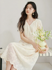 XIANGYING | Đầm Phong Cách Pháp Có Tay Bồng Vải Ren Cổ V Màu Sữa