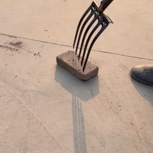 【จัดส่งในกรุงเทพฯ】ซ้อมตักหญ้า ราดเก็บหญ้า คราดเก็บหญ้า จอบเล็กถากหญ้า ส้อมขุดดิน ส้อมพรวนดิน ส้อมเหล็ก อุปกรณ์ขุด ใช้ 30 ปีก็ไม่เสีย ใช้ขุด เจาะ หรือพรวนดิน ทำสวน