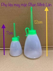 Set 2 bình nhựa cùng 1 cỡ bình dùng để đựng dầu máy nhưng không có dầu bên trong