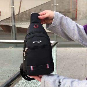 Túi đeo chéo nam không bám bụi có lỗ sạc  tai nghe