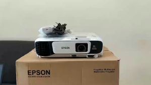Proyektor Epson EB U42