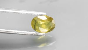 0.90 ct พลอยแท้ พลอยบุษราคัม เผาเก่า สีเหลืองอมเขียว ทรงไข่ บางกะจะ
