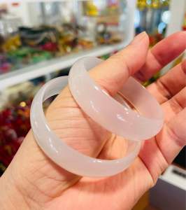 Vòng tay đá Mã Não Trắng bản hẹ mang phong cách Trẻ Trung Xinh Xắn cho nữ.