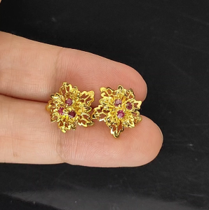 ต่างหูพลอยทับทิมสยาม (Natural Ruby) สีชมพูแดงสวยมาก ตัวเรือนเงินแท้ 92.5% ชุบทอง ขนาดต่างหู 5 มิล พร้อมใบรับประกันจากทางร้าน