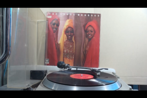 1 แผ่นเสียง 12นิ้ว U69 THE THREE DEGREES -WHEN WILL I SEE YOU AGAIN แผ่น VG++ริ้วรอยบาง เสียงรบกวนนิดหน่อย ไม่มีรอยลึก ปกVG++มีตำหนิขอบ ขอบไม่ขาด