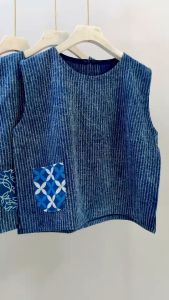 เสื้อกล้าม เสื้อแขนกุด มีกระดุมด้านหลัง ผ้าฝ้าย100% ทอขึ้นลายผ้าไม่แข็ง สีม่อฮ่อมทำสโตน (Stone Wash)