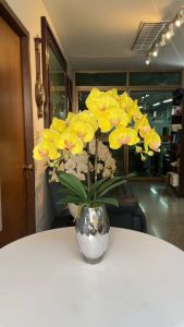 ไม้ประดิษฐ์ ดอกไม้ปลอม กล้วยไม้ ฟาแลน สีเหลือง เพื่อผลิตแจกัน แก้วสีเงิน