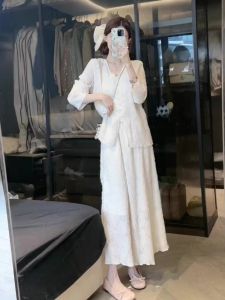 ชุดเดรสสองชิ้นสไตล์น้ำนมสุดเก๋สำหรับฤดูใบไม้ผลิและฤดูใบไม้ร่วง ชุดเดรสสไตล์น้ำหอมที่ดูดีและลดอายุได้สำหรับผู้หญิง