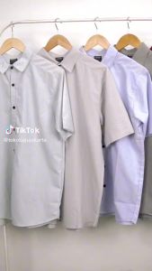 KEMEJA PRIA LENGAN PENDEK POLOS SLIM FIT PREMIUM SOLID BASIC GALLANT SHIRT ABU FANTASIA COTTON BAMBOO\n KEMEJA PRIA LENGAN PENDEK POLOS SLIM FIT\nKemeja Pria Lengan Pendek Slim Fit adalah kemeja pria berkualitas tinggi yang dirancang dengan desain slim fit yang trendi dan modern. Dengan bahan premium solid cotton bamboo, kemeja ini menawarkan kenyamanan maksimal saat dipakai sepanjang hari.