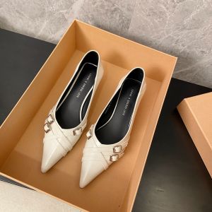 รองเท้าส้นเตี้ยหัวแหลมแบบสวมสบายพร้อมหัวเข็มขัดส้นบางแบบสวมสบายสำหรับผู้หญิงในฤดูใบไม้ผลิและฤดูร้อน