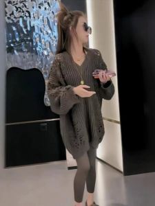 เสื้อสเวตเตอร์คอวีหลวมๆ สำหรับผู้หญิง ฤดูใบไม้ร่วง/ฤดูหนาว 2025 แฟชั่นอเนกประสงค์ เสื้อคลุมถักนิตติ้ง แขนยาว ปกติ