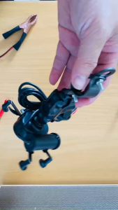 Kẹp điện thoại gắn xe máy có sạc điện thoại di động