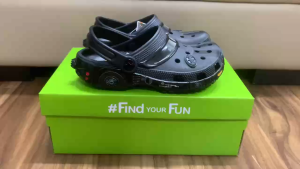 Giày sục crocs chuẩn xịn chống hôi chân nhựa tế bào êm mềm đúc liền khối siêu bền đi mưa lội nước đi biển Batman cho nam và các bé trai lớn màu đen