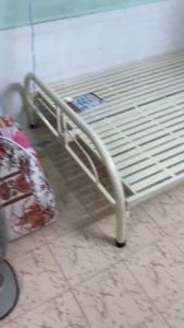 Giường sắt 1m6 1m8 sơn tĩnh điện màu kem sắt dày 5 jem 3 người nằm thoải mái giao hỏa tốc 2h