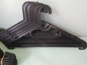 Gantungan baju segi tiga hitam mengkilap / Flash / Plastik