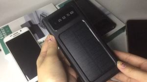 โซล่าชาร์จเจอร์ โซล่าพาวเวอร์แบงค์ สายชาร์จและไฟฉายในตัว หน้าจอแบบดิจิตอล ใช้ไฟบ้านและแสงอาทิตย์