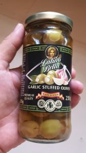 Trái oliu nhân tỏi ngâm hiệu Latino Bella 235g (Galic Stufffed olives)